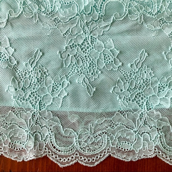 Sheer lace crop top - Picture 5 of 8